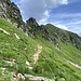die Querung unter den Pass, der dann für die letzten 30 m etwas steiler erstiegen wird