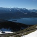 Blick vom Jochberg auf den Walchensee, dahinter die östl. Karwendelkette
