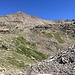 Hier vom "Weg" ab und den oberen Teil des rechten Kammes anpeilend. Das Wurmtaler Joch, wohin der "Weg" führt, ist möglicherweise bereits das Joch in Bildmitte (und nicht rechts des weiter rechts ansteigenden Grates)<br /><br />
