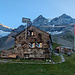 Blick zur urchigen Fridolinshütte mit dem morgigen Gipfelziel.
