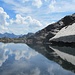Am Kugelten See versperrt rechts eine Felswand den Weg