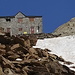 au col, le Rifugio Desio: fissures, ruiné