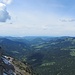 Auf den Unteren Gottesackerwänden, genauer auf dem Ostgipfel mit Blick zum latschigen Westgipfel. Hinten der Bodensee