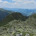 Über den Gipfelgrat geht der Blick zum Gamskogel, dahinter der Steinbergkogel