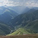 Tiefblick nach Samnaun, wo gerade eine Schauerzelle durchzieht