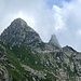 Piz Varozzeira mit der Aufstiegsseite von halb rechts unten durch die Grasrinne und dann nahe dem Grat