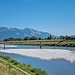 Die vor wenigen Jahren erstellte schlanke Fussgänger-/Radwegbrücke bei Sevelen