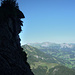 Unter den Flühen des Flueseehöri: unten Rezlisberg mit Trüebbach, darüber Im Chäli und Oberlaubhore, am Horizont von links nochmals die Wander- und Skitourenklassiker Louwenehore, Giferspitz, Wistätthore und Flöschhore