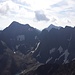 Der Große Hornkopf und die Klammerköpfe, im Hintergrund ist das Petzeck.
