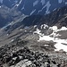 Tiefblick in die Südostflanke. Durch diese Flanke führt ein weiterer Aufstieg.