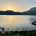 Ein sommerlich heißer Tag beginnt: Sonnenaufgang von unserem Zimmer am Attersee.