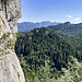  Seitblick in die umliegende Bergwelt.