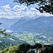 Vorbei auch an mehreren hübschen Aussichtspunkten ins Tal.