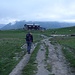 Auf ebenem Weg erreichen wir keine halbe Stunde nach dem Parkplatz Bellecombe das Refuge du Plan du Lac. Nach der Hütte beginnt der 350 Höhenmeter-Abstieg in die Talsenke von Entre Deux Eaux.
