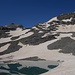 Am Lac de Chasseforêt auf ca. 2800 m. Ab hier waren keine Begehungsspuren mehr sichtbar (evtl. unter dem Schnee). Am besten man folgt seiner alpinen Nase und sucht sich einen Weg. Wir haben auf die Schulter unterhalb des geschwungenen Schneegrats zugehalten, den Schneegrat erklommen und - nicht sichtbar - den Schlussanstieg über den Südostrücken genommen. Kaum Wegspuren, sehr vereinzelte Steinmänner, die aber kreuz und quer in der Flanke verteilt waren.