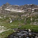 Hinter den Lacs des Laziers überquert man einen Bach unter dem Mont Pelve.