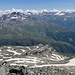 Gipfel: Blick nach Nordost. Am rechten Bildrand sieht man im Wald die Straße, die von Termignon zum Parkplatz Bellecombe führt.