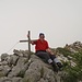 das ziemlich neue Gipfelkreuz ist bereits veraltet und lose und wird nicht mehr lange halten, siehe mein Bild vor drei Jahren an: [https://www.hikr.org/gallery/photo3452298.html?post_id=167238#1 das Gipfelkreuz vor ca. 3 Jahren]