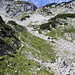 Der Steig wendet sich mehr nach rechts zum Nordgrat des Scheiblingstein. Der Zustieg erfolgt zuerst über das Schotterfeld, das nach links zum Felsansatz verlassen wird und von dort zur sichtbaren Scharte aufgestiegen wird. Alles gut markiert, aber steil und rutschig.