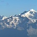 Blick von der Hütte nach Süden auf zahlreiche 4000er oberhalb von Saas-Fee und Zermatt<br /><br />wir sehen von links beginnend:<br />Fluchthorn, Strahlhorn, Allalinhorn, Rimpfischhorn, Signalkuppe, Ulrichshorn, Lenzspitze, Dom, Stecknadel- & Nadelhorn, Hohberg- und Dürrenhorn<br /><br />