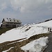 Vor der Rastkogelhütte liegt noch viel Altschnee