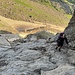 dann über mäßig steile Felsen hinauf