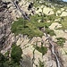 ein seitlicher Wasserfall scheint in einer Wiese dazwischen komplett zu verschwinden