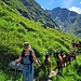 Alphirtin Tamsin mit ihren Ziegen auf dem Weg zur Göscheneralp.