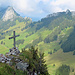 Am Gipfelkreuz vom Riseten mit Blick zum nächsten Gipfelziel.