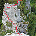 Rückblick zum ersten Turm - man kann diesen südseitig 2m unter der Spitze auf einem Band umgehen. Eingezeichnet ist die Route bis und mit Einstieg.