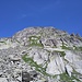 Sehr steil geht es zum Strahlhorn aufwärts. Gleich werde ich auf Wegspuren und Markierungsstäbe stoßen.