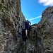 Hier links in eine winzige Schlucht. 