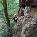 Luis sucht nach Griffen. 