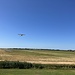 Da startet auch schon eine Maschine.<br /><br />Es wird immer gegen den Wind gestartet und gelandet. Also heute nach Osten hin. Bei Westwind kämen hier die landenden Flieger rein - vermutlich sind die tiefer und dann könnte man auch spannendere Fotos machen...