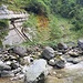 links ein schönes Kalktuffgebilde mit Höhle