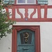 Eingang und Fassadenteil eines Fachwerkhauses
