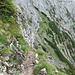 ..und schließlich entlang der SW-Flanke bis zum Göllmassiv, Gehgelände unterbrochen von gesicherten Steilstufen.