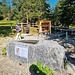 Neuer Rastplatz auf Tamons mit dem schönen Brunnen aus einem massiven Felsblock aus Quintnerkalk
