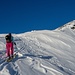 Knapp ober der Schulter machten wir unser Skidepot