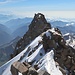 Blick zur Dunantspitze, die Abseilpiste beginnt zum Glück davor. Der Fels mit der Tafel ist etwas abdrängend, es steckt aber ein Haken zum Sichern.