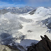 Im Abstieg über den Chli Dirrhorn NNW-Grat: Tiefblick auf den oberen Riedgletscher, darüber von rechts das Ulrichshorn, der Riedpass und der Balfrin, dahinter von links in den Wolken die drei Saaser oder Simpeler Fletschhorn, Lagginhorn und Weissmies