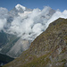 Langsam gewinnt der blaue Himmer die Oberhand: Blick entlang dem westlichen Ausläufer der Dirrugrats zur Weisshorngruppe, darunter der Geröllkegel des Bergsturzes von Randa 1991