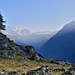 Friedliche Abendstimmung auf Scheidbalm: beim Weg hinunter nach Geisstrift wechseln sich flache erholsame und steile anstrengende Passagen ab. Am Horizon von rechts u.a. Matterhorn, Platthorn, Mettelhorn, Furgghorn, Theodulhorn, Testa Grigia, Klein Matterhorn und Breithorn