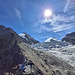 Vor dem Übergang vom unteren "flachen" zum mittleren steileren Dirrugrat: über dem Hohbärggletscher und unter der Sonne erweist jetzt auch His Majesty, der Dom, seine Referenz
