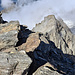Hoffentlich trübt es nicht noch mehr ein...Tieflblick vom Dirruhorn über den N-Grat zum nächsten Gendarm, dahinter in den Wolken das Chli Dirruhorn, rechts darunter der Riedgletscher