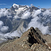 Blick zurück über den unteren Dirrugrat: links der untere Hohbärggletscher, darüber die Weisshorngruppe u.a. mit Brunegg-, Bis-, Weiss- und Schalihorn