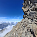 Am Beginn des in die W-Flanke führenden Umgehungsbands unter dem steilen Aufschwung. Links dahinter u.a. die Berge des Jungtals, in den Wolken die westlichen Berner Alpen