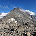 Blick von der Gugla nach SE zurück zu den beiden Dirruhörnern, rechts über der Aufstiegsroute (Dirrugrat) und dem Hohbärggletscher Hohgwächte, Dom und Täschhorn links über der Abstiegsroute (NNW-Grat) und dem Riedgletscher das Ulrichshorn