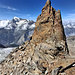 Der zweite Abschwung, über den südlich (d.h. links auf dem Bild) abgeklettert werden kann. Dahinter habe die Wolken auf der W-Seite des Mattertals immer noch nicht ganz aufgegeben...