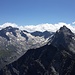 Panorama vom Gipfel nach Süden. Im Vordergrund die Rossköpfe, die auf diesem Bild relativ unscheinbar ausschauen.